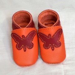 Chaussons en cuir orange pour bébé - dessin papillon - face