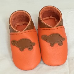 Chaussons en cuir orange pour bébé motif dinosaure - face