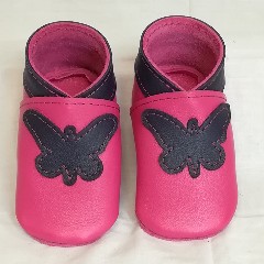 Chaussons en cuir rose-girly pour bébé motif papillon - face