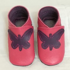 Chaussons en cuir rose pour bébé motif papillon - face
