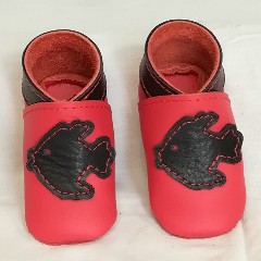 Chaussons en cuir rouge pour bébé motif poisson - face