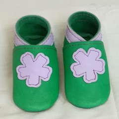 Chaussons en cuir vert pour bébé motif fleur - face