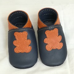 Chaussons en cuir bleu pour bébé motif ours - face