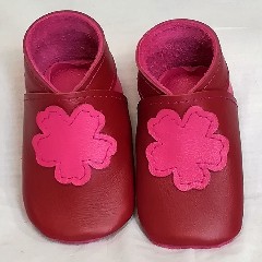 Chaussons en cuir bordeaux pour bébé motif Fleur - face